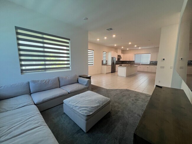 Building Photo - Beautiful furnished 4 bedroom Townhouse!