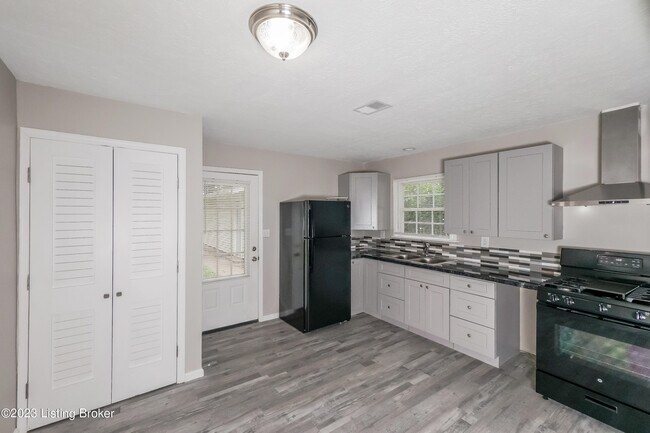 Building Photo - 5810 Alanadale Dr