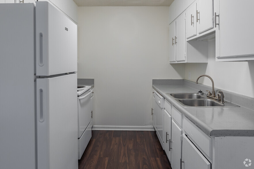 2BR, 1.5BA - Kitchen - Spring Hill Apartments