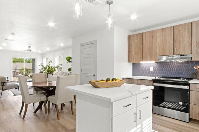 Building Photo - ** MOVE IN SUMMER 6/28/2028 ** 4 Bedroom 4.5 Bathroom Very Short walk to TCU campus