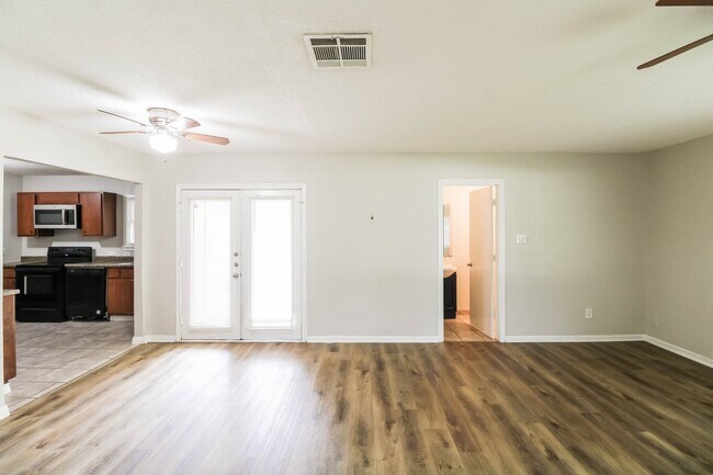 Building Photo - 1108 W Camp Cir