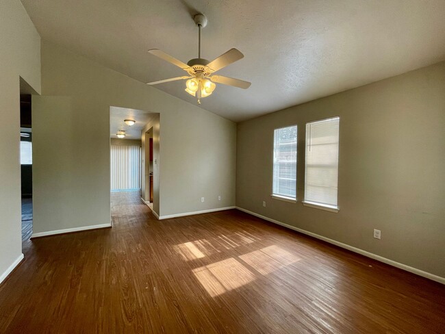 Building Photo - Cute 3 Bed Home in Bryan Available for Mov...