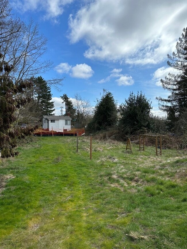 Building Photo - North Gate - Cozy 2 bed/ 1 bath house with huge front/back yard!