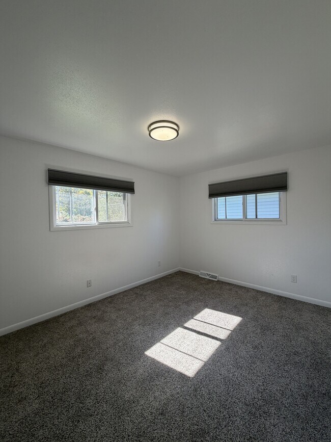Building Photo - 2520 Lillis Ln