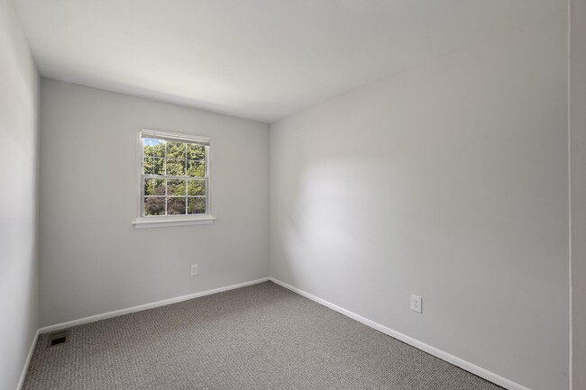 Building Photo - Renovated Hilltop Village Townhouse-Available 5/15/26