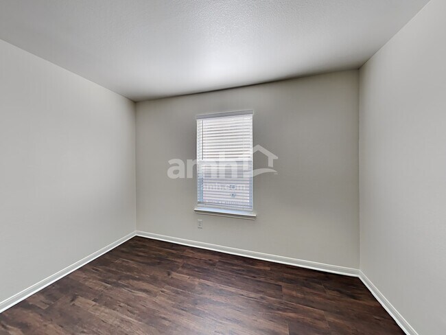 Building Photo - 1735 Park Oak Drive