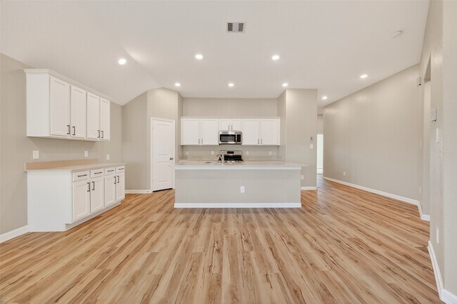 Building Photo - 5403 Tourmaline Wy