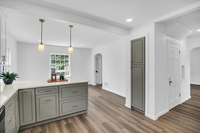 Building Photo - 1212 W Healey St