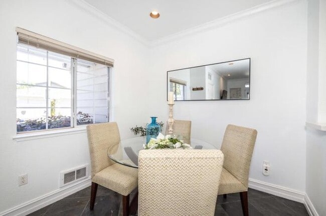 Building Photo - APARTMENT