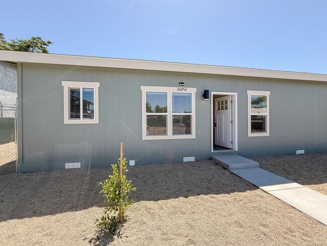 Building Photo - ~ AVAILABLE NOW ~ DUPLEX (LEFT)