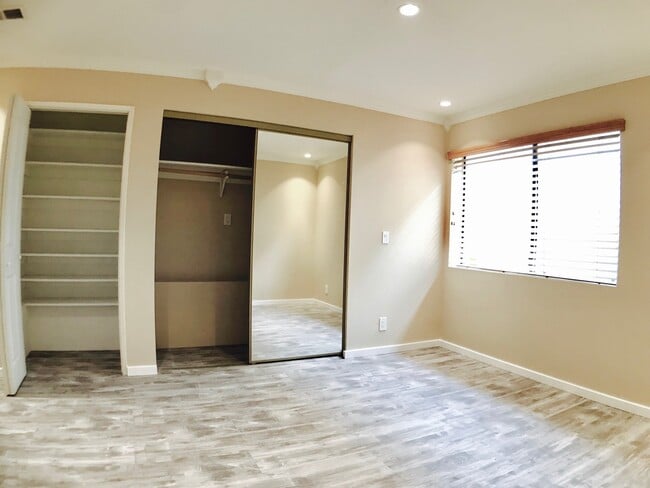 Building Photo - Beautiful Townhouse in Prime Glendale Area!