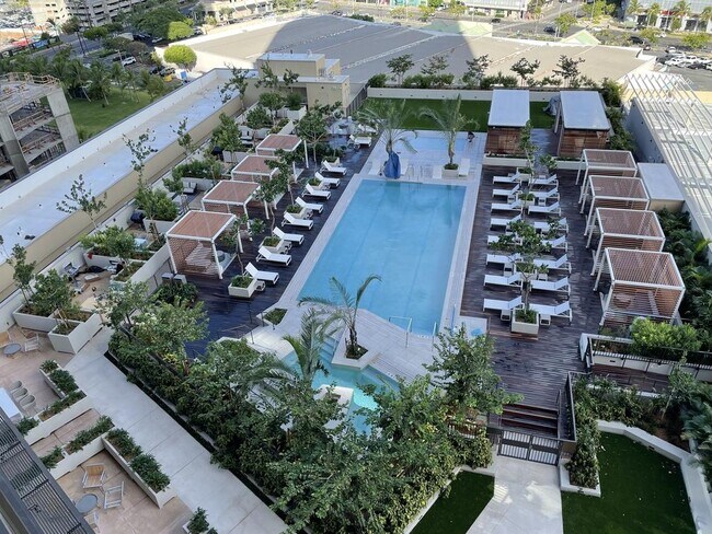 Building Photo - 987 Queen St