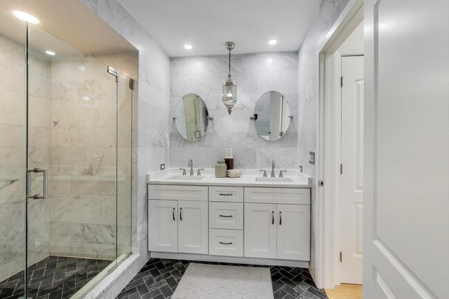 Building Photo - 330 S Michigan Ave