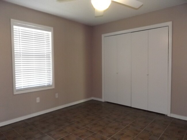 Building Photo - Spacious 2/1.5 Duplex in Bellview with Gar...