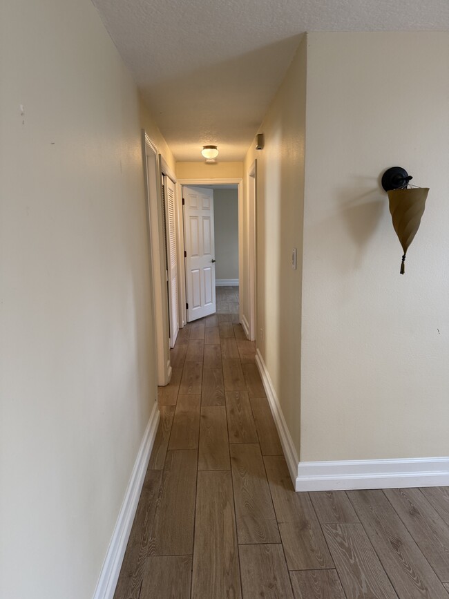 Building Photo - 104 Oakwood Ave