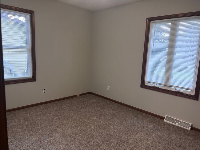 Building Photo - Three Bedroom Duplex in Rockford!