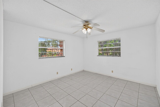 Building Photo - 660 Tennis Club Dr