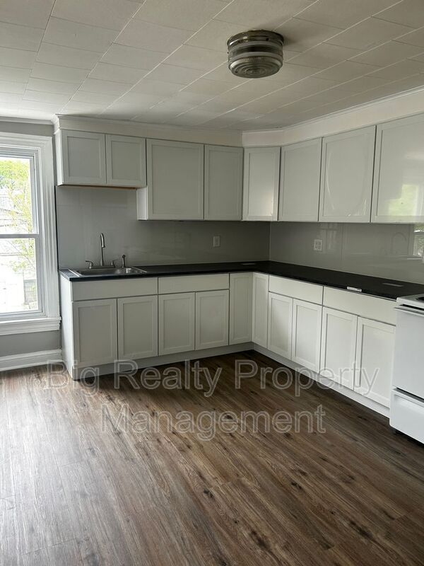 Building Photo - 262 Beech St