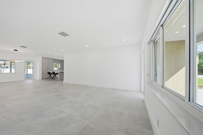 Building Photo - 2001 NE 17th Way