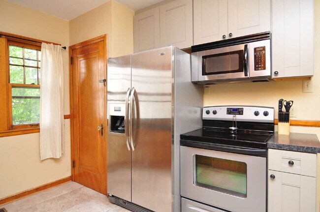 Building Photo - Spacious 3-Bed Duplex with Garage and 2 bathrooms in Minneapolis!