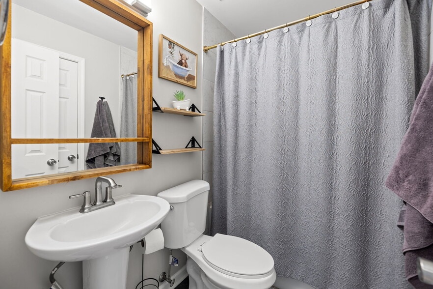 Full Bathroom 1 - 3100 Fairington Dr