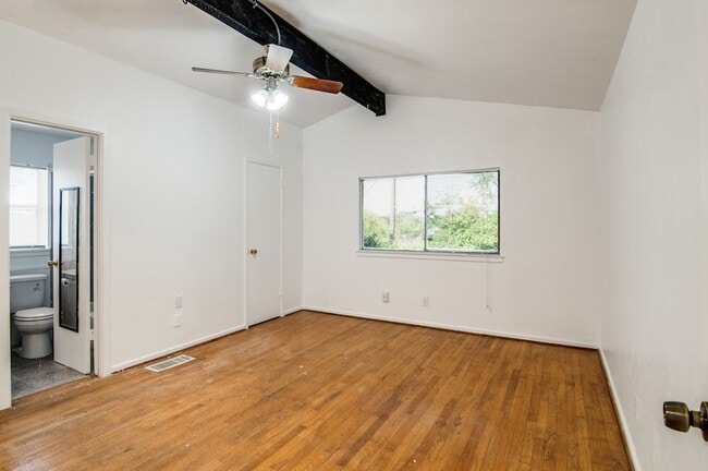 Building Photo - 9023 Pinewood Dr