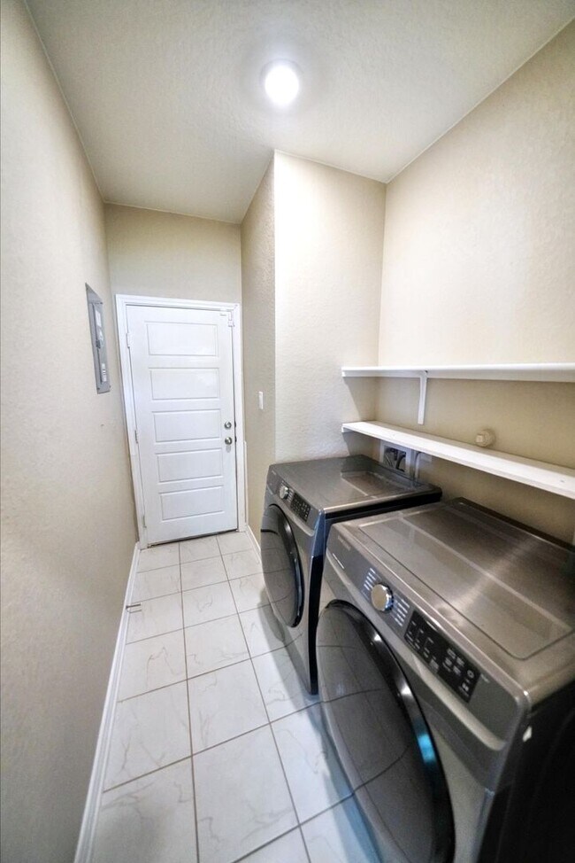 Building Photo - Beautiful 3-Bedroom Home with Flex Space i...