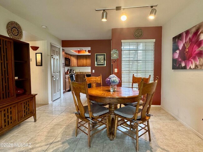 Building Photo - 5855 N Kolb Rd