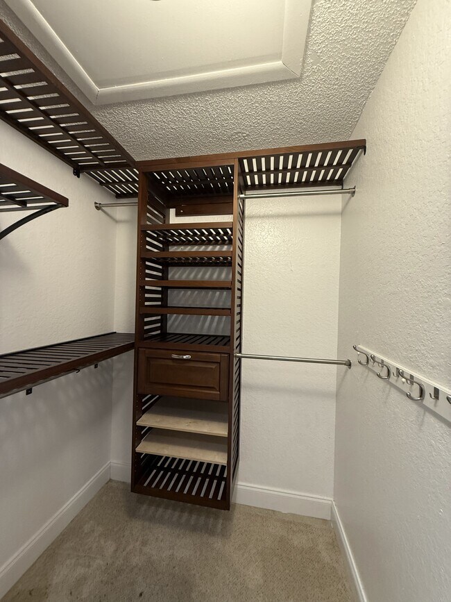 Building Photo - 2810 N Oakland Forest Dr