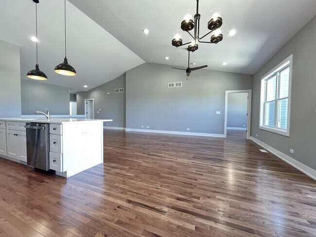 Building Photo - 970 Meadow Ln