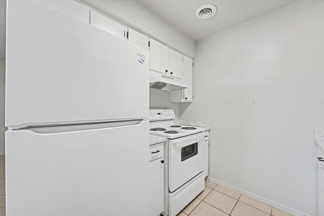 Building Photo - 1243 W Sunset Dr