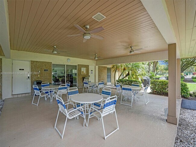 Building Photo - 605 Oaks Dr