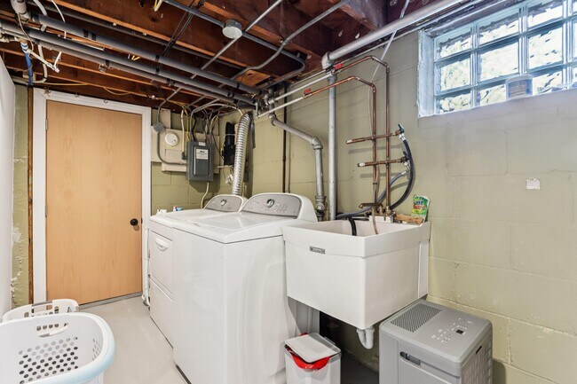 Building Photo - 6463 N Garden Grove Ln