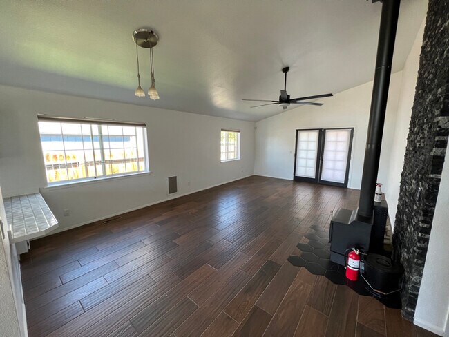 Building Photo - 1041 Deena Way