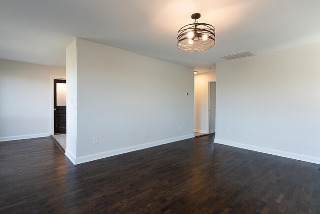 Building Photo - Mid Town Location with a Water View