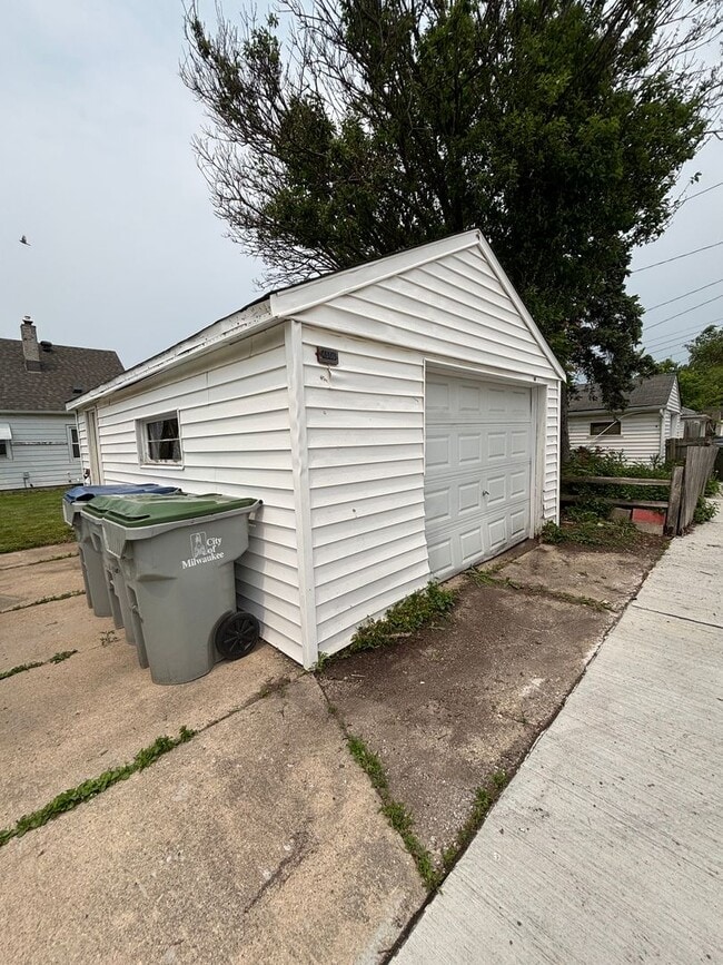 Building Photo - HUGE NICE 3BR SINGLE FAMILY HOME, PARKING,...