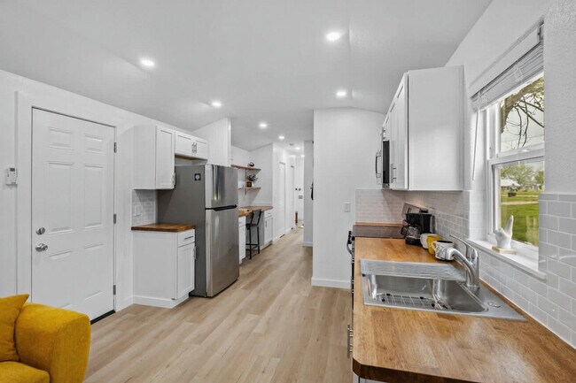 Building Photo - 403 E Roller Ave