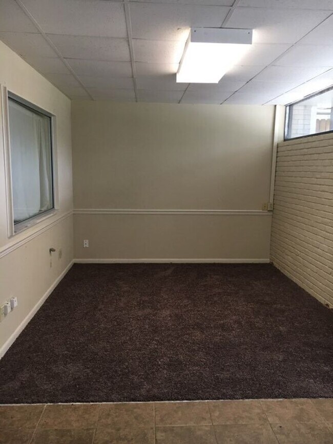 Building Photo - TV23 3br/1.5 bath utilities included (you ...