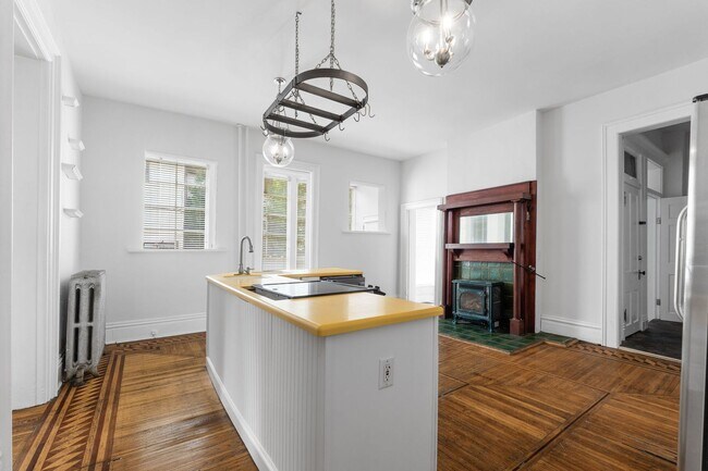 Building Photo - Huge Brick House in Victorian Village/Short North, Beautiful Woodwork 3 Car Garage and Swimming pool