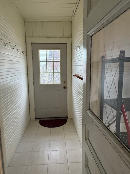 Side entrance - 207 Peach St