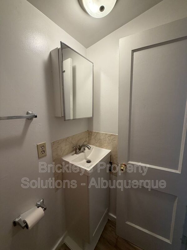Building Photo - 313 Cornell Dr SE