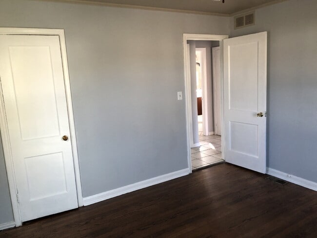 Building Photo - Cute midtown 3 bedroom, 1 bath home