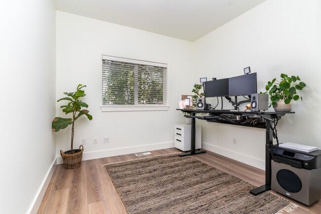 Building Photo - Prime Bend Location: Spacious 3-Bedroom, 2...