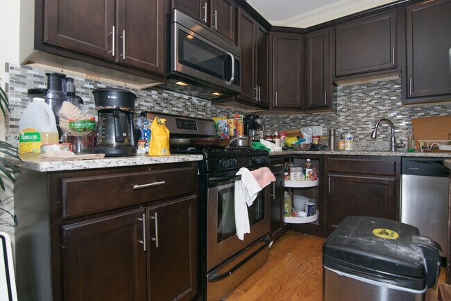 Building Photo - Fabulous, modern 4-bed, 2-bed unit in Brighton - no broker fee!