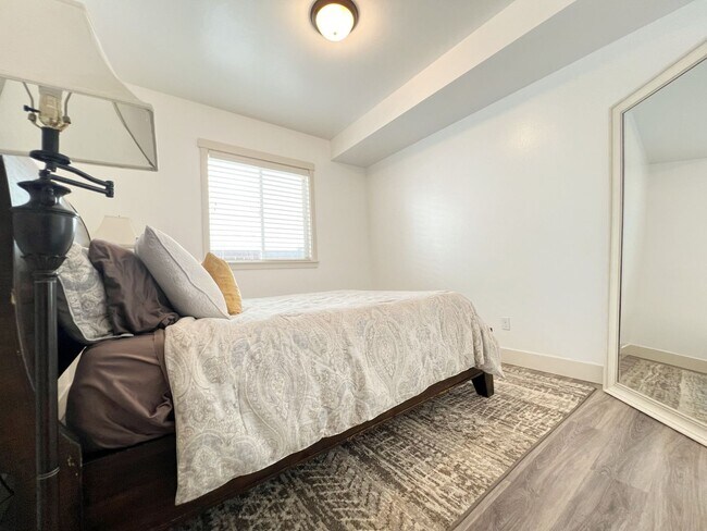 Building Photo - 4 Bedroom Home Bordering Covington and Kent