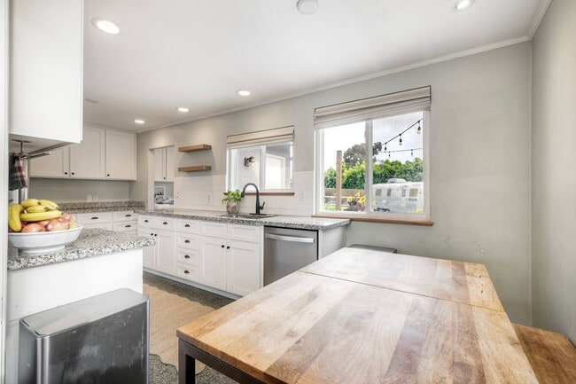 Building Photo - 3Bed/1Bath Charming Home in South Oceanside~ Moreno