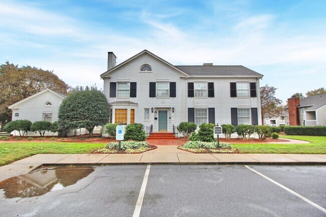 Building Photo - Newly Renovated SouthPark Townhome for Imm...