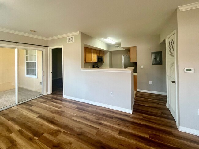 Building Photo - Spacious 2/2 unit becoming available July ...