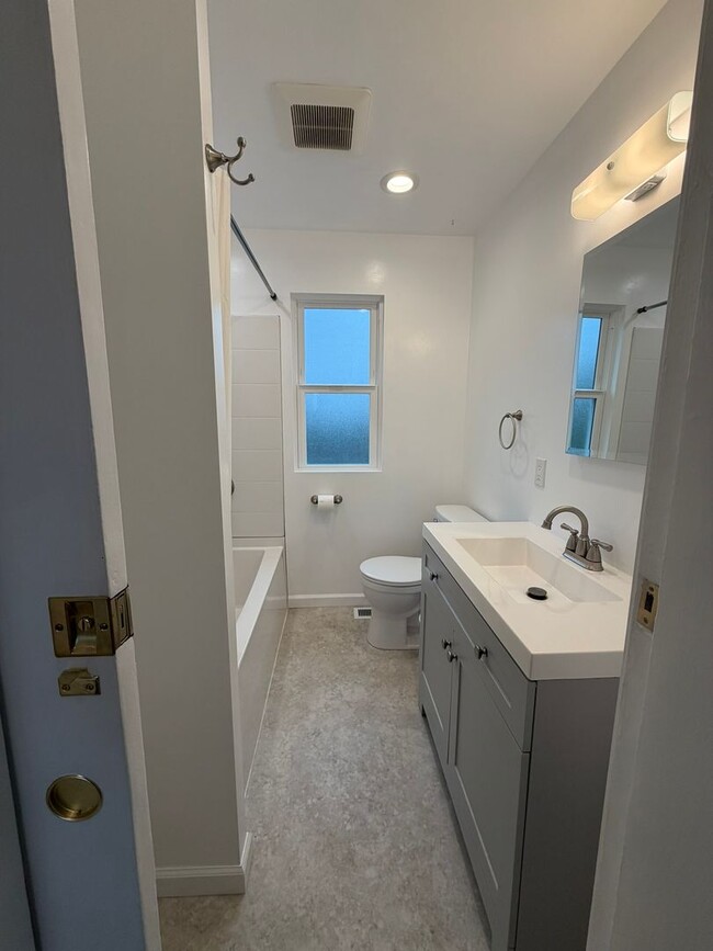 Building Photo - Beautiful 3 Bed / 2 Bath House With a Gorgeous View!