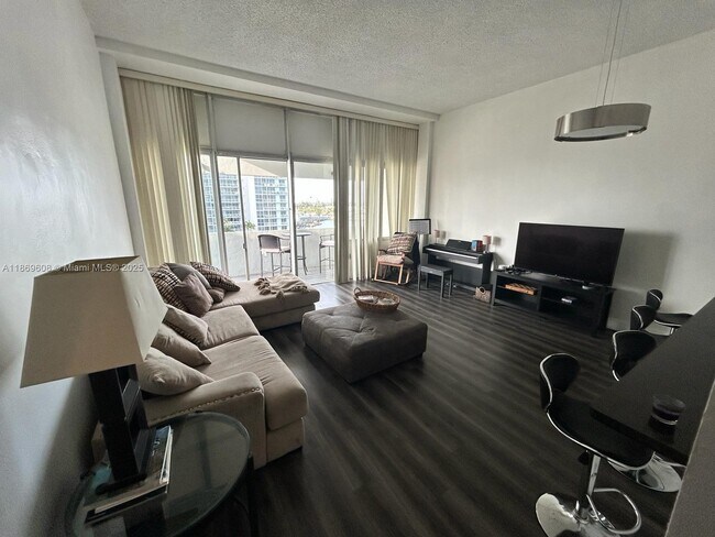 Building Photo - 7545 E Treasure Dr